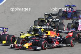 Nico Hulkenberg (GER) Renault Sport F1 Team RS19 and Max Verstappen (NLD) Red Bull Racing RB15. 29.09.2019. Formula 1 World Championship, Rd 16, Russian Grand Prix, Sochi Autodrom, Sochi, Russia, Race Day.