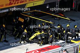 Daniel Ricciardo (AUS) Renault F1 Team RS19 makes a pit stop. 29.09.2019. Formula 1 World Championship, Rd 16, Russian Grand Prix, Sochi Autodrom, Sochi, Russia, Race Day.