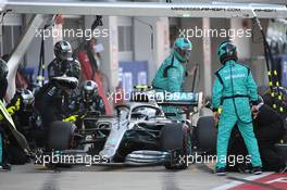 Valtteri Bottas (FIN) Mercedes AMG F1 W10 pit stop. 29.09.2019. Formula 1 World Championship, Rd 16, Russian Grand Prix, Sochi Autodrom, Sochi, Russia, Race Day.