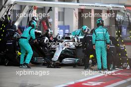 Lewis Hamilton (GBR) Mercedes AMG F1 W10 pit stop. 29.09.2019. Formula 1 World Championship, Rd 16, Russian Grand Prix, Sochi Autodrom, Sochi, Russia, Race Day.