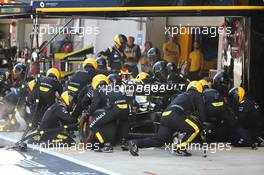 Nico Hulkenberg (GER) Renault Sport F1 Team RS19 pit stop. 29.09.2019. Formula 1 World Championship, Rd 16, Russian Grand Prix, Sochi Autodrom, Sochi, Russia, Race Day.