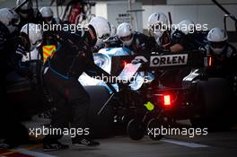 George Russell (GBR) Williams Racing FW42 makes a pit stop. 29.09.2019. Formula 1 World Championship, Rd 16, Russian Grand Prix, Sochi Autodrom, Sochi, Russia, Race Day.