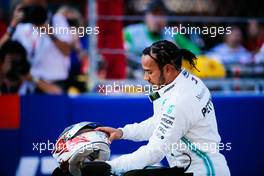 Lewis Hamilton (GBR) Mercedes AMG F1 in qualifying parc ferme. 28.09.2019. Formula 1 World Championship, Rd 16, Russian Grand Prix, Sochi Autodrom, Sochi, Russia, Qualifying Day.