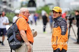 (L to R): Dieter Rencken (RSA) Journalist with Lando Norris (GBR) McLaren. 28.09.2019. Formula 1 World Championship, Rd 16, Russian Grand Prix, Sochi Autodrom, Sochi, Russia, Qualifying Day.