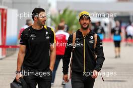 Daniel Ricciardo (AUS) Renault F1 Team (Right) with Michael Italiano (AUS) Renault F1 Team Performance Coach. 28.09.2019. Formula 1 World Championship, Rd 16, Russian Grand Prix, Sochi Autodrom, Sochi, Russia, Qualifying Day.