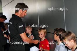 Romain Grosjean (FRA) Haas F1 Team with grid kids on the drivers parade. 29.09.2019. Formula 1 World Championship, Rd 16, Russian Grand Prix, Sochi Autodrom, Sochi, Russia, Race Day.
