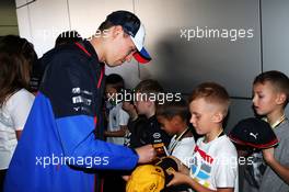 Daniil Kvyat (RUS) Scuderia Toro Rosso with grid kids on the drivers parade. 29.09.2019. Formula 1 World Championship, Rd 16, Russian Grand Prix, Sochi Autodrom, Sochi, Russia, Race Day.