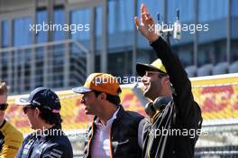 Daniel Ricciardo (AUS) Renault F1 Team with Carlos Sainz Jr (ESP) McLaren on the drivers parade. 29.09.2019. Formula 1 World Championship, Rd 16, Russian Grand Prix, Sochi Autodrom, Sochi, Russia, Race Day.
