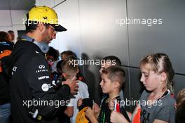Daniel Ricciardo (AUS) Renault F1 Team with grid kids on the drivers parade. 29.09.2019. Formula 1 World Championship, Rd 16, Russian Grand Prix, Sochi Autodrom, Sochi, Russia, Race Day.