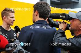 Nico Hulkenberg (GER) Renault F1 Team with the media. 26.09.2019. Formula 1 World Championship, Rd 16, Russian Grand Prix, Sochi Autodrom, Sochi, Russia, Preparation Day.