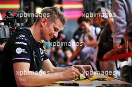 Nico Hulkenberg (GER) Renault F1 Team signs autographs for the fans. 26.09.2019. Formula 1 World Championship, Rd 16, Russian Grand Prix, Sochi Autodrom, Sochi, Russia, Preparation Day.