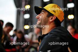 Daniel Ricciardo (AUS) Renault F1 Team with fans. 26.09.2019. Formula 1 World Championship, Rd 16, Russian Grand Prix, Sochi Autodrom, Sochi, Russia, Preparation Day.