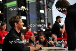 Romain Grosjean (FRA) Haas F1 Team with fans. 26.09.2019. Formula 1 World Championship, Rd 16, Russian Grand Prix, Sochi Autodrom, Sochi, Russia, Preparation Day.