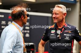 (L to R): Emanuele Pirro (ITA) with Jonathan Wheatley (GBR) Red Bull Racing Team Manager. 20.09.2019. Formula 1 World Championship, Rd 15, Singapore Grand Prix, Marina Bay Street Circuit, Singapore, Practice Day.