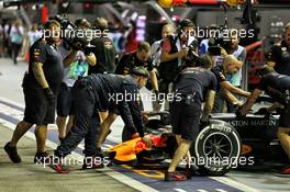 Alexander Albon (THA) Red Bull Racing RB15 in the pits with a broken front wing. 20.09.2019. Formula 1 World Championship, Rd 15, Singapore Grand Prix, Marina Bay Street Circuit, Singapore, Practice Day.