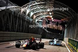 Alexander Albon (THA) Red Bull Racing RB15 with a broken front wing in the second practice session. 20.09.2019. Formula 1 World Championship, Rd 15, Singapore Grand Prix, Marina Bay Street Circuit, Singapore, Practice Day.