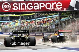 Daniel Ricciardo (AUS) Renault F1 Team RS19 and Lando Norris (GBR) McLaren MCL34. 20.09.2019. Formula 1 World Championship, Rd 15, Singapore Grand Prix, Marina Bay Street Circuit, Singapore, Practice Day.