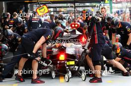 Alexander Albon (THA) Red Bull Racing RB15 practices a pit stop. 20.09.2019. Formula 1 World Championship, Rd 15, Singapore Grand Prix, Marina Bay Street Circuit, Singapore, Practice Day.