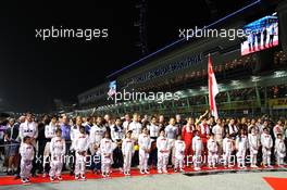 The grid observes the national anthem. 22.09.2019. Formula 1 World Championship, Rd 15, Singapore Grand Prix, Marina Bay Street Circuit, Singapore, Race Day.