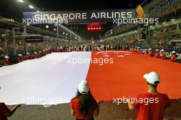 The grid observes the national anthem. 22.09.2019. Formula 1 World Championship, Rd 15, Singapore Grand Prix, Marina Bay Street Circuit, Singapore, Race Day.