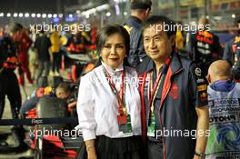 Chalerm Yoovidhya (THA) Red Bull Racing Co-Owner with his wife on the grid. 22.09.2019. Formula 1 World Championship, Rd 15, Singapore Grand Prix, Marina Bay Street Circuit, Singapore, Race Day.