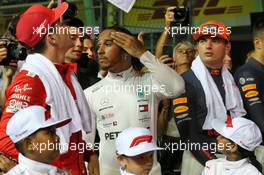 (L to R): Charles Leclerc (MON) Ferrari, Lewis Hamilton (GBR) Mercedes AMG F1, and Max Verstappen (NLD) Red Bull Racing, on the grid. 22.09.2019. Formula 1 World Championship, Rd 15, Singapore Grand Prix, Marina Bay Street Circuit, Singapore, Race Day.