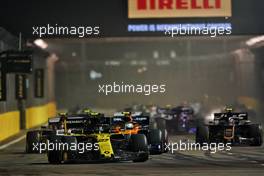 Nico Hulkenberg (GER) Renault F1 Team RS19 at the start of the race. 22.09.2019. Formula 1 World Championship, Rd 15, Singapore Grand Prix, Marina Bay Street Circuit, Singapore, Race Day.