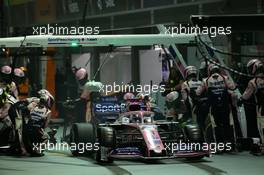 Sergio Perez (MEX) Racing Point F1 Team RP19 pit stop.. 22.09.2019. Formula 1 World Championship, Rd 15, Singapore Grand Prix, Marina Bay Street Circuit, Singapore, Race Day.