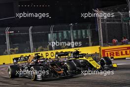 Romain Grosjean (FRA) Haas F1 Team VF-19 andf Nico Hulkenberg (GER) Renault F1 Team RS19 battle for position. 22.09.2019. Formula 1 World Championship, Rd 15, Singapore Grand Prix, Marina Bay Street Circuit, Singapore, Race Day.