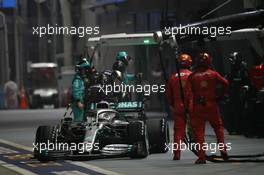 Lewis Hamilton (GBR) Mercedes AMG F1 W10 pit stop. 22.09.2019. Formula 1 World Championship, Rd 15, Singapore Grand Prix, Marina Bay Street Circuit, Singapore, Race Day.