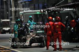 Lewis Hamilton (GBR) Mercedes AMG F1 W10 makes a pit stop. 22.09.2019. Formula 1 World Championship, Rd 15, Singapore Grand Prix, Marina Bay Street Circuit, Singapore, Race Day.