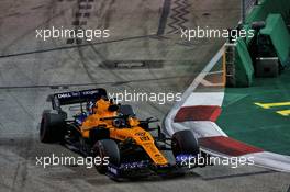 Carlos Sainz Jr (ESP) McLaren MCL34 with damaged rear wheel. 22.09.2019. Formula 1 World Championship, Rd 15, Singapore Grand Prix, Marina Bay Street Circuit, Singapore, Race Day.