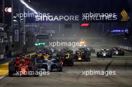 Charles Leclerc (MON) Ferrari SF90 leads at the start of the race. 22.09.2019. Formula 1 World Championship, Rd 15, Singapore Grand Prix, Marina Bay Street Circuit, Singapore, Race Day.