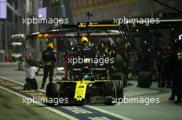 Daniel Ricciardo (AUS) Renault Sport F1 Team RS19 pit stop. 22.09.2019. Formula 1 World Championship, Rd 15, Singapore Grand Prix, Marina Bay Street Circuit, Singapore, Race Day.