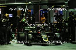 Kevin Magnussen (DEN) Haas VF-19 makes a pit stop. 22.09.2019. Formula 1 World Championship, Rd 15, Singapore Grand Prix, Marina Bay Street Circuit, Singapore, Race Day.