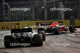 Max Verstappen (NLD) Red Bull Racing RB15 leads Valtteri Bottas (FIN) Mercedes AMG F1 W10. 22.09.2019. Formula 1 World Championship, Rd 15, Singapore Grand Prix, Marina Bay Street Circuit, Singapore, Race Day.