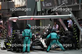 Valtteri Bottas (FIN) Mercedes AMG F1 W10 makes a pit stop. 22.09.2019. Formula 1 World Championship, Rd 15, Singapore Grand Prix, Marina Bay Street Circuit, Singapore, Race Day.