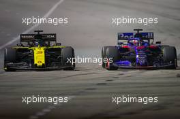 Daniel Ricciardo (AUS) Renault F1 Team RS19 and Daniil Kvyat (RUS) Scuderia Toro Rosso STR14 battle for position. 22.09.2019. Formula 1 World Championship, Rd 15, Singapore Grand Prix, Marina Bay Street Circuit, Singapore, Race Day.