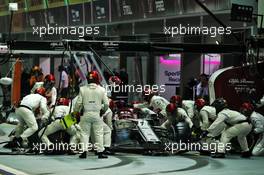 Kimi Raikkonen (FIN) Sauber C37 pit stop. 22.09.2019. Formula 1 World Championship, Rd 15, Singapore Grand Prix, Marina Bay Street Circuit, Singapore, Race Day.