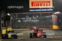 Daniel Ricciardo (AUS) Renault F1 Team RS19 and Sebastian Vettel (GER) Ferrari SF90 battle for position. 22.09.2019. Formula 1 World Championship, Rd 15, Singapore Grand Prix, Marina Bay Street Circuit, Singapore, Race Day.