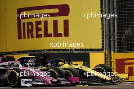 Sergio Perez (MEX) Racing Point F1 Team RP19 and Daniel Ricciardo (AUS) Renault F1 Team RS19 battle for position. 22.09.2019. Formula 1 World Championship, Rd 15, Singapore Grand Prix, Marina Bay Street Circuit, Singapore, Race Day.