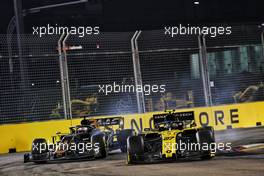 Romain Grosjean (FRA) Haas F1 Team VF-19 andf Nico Hulkenberg (GER) Renault F1 Team RS19 battle for position. 22.09.2019. Formula 1 World Championship, Rd 15, Singapore Grand Prix, Marina Bay Street Circuit, Singapore, Race Day.