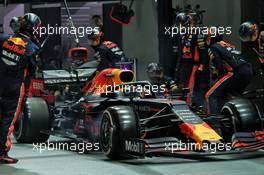 Max Verstappen (NLD) Red Bull Racing RB15 pit stop. 22.09.2019. Formula 1 World Championship, Rd 15, Singapore Grand Prix, Marina Bay Street Circuit, Singapore, Race Day.