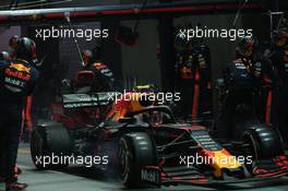 Alexander Albon (THA) Red Bull Racing pit stop.. 22.09.2019. Formula 1 World Championship, Rd 15, Singapore Grand Prix, Marina Bay Street Circuit, Singapore, Race Day.
