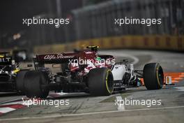 Antonio Giovinazzi (ITA) Alfa Romeo Racing C38 runs wide. 22.09.2019. Formula 1 World Championship, Rd 15, Singapore Grand Prix, Marina Bay Street Circuit, Singapore, Race Day.