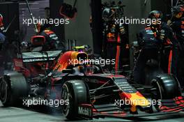 Alexander Albon (THA) Red Bull Racing pit stop.. 22.09.2019. Formula 1 World Championship, Rd 15, Singapore Grand Prix, Marina Bay Street Circuit, Singapore, Race Day.
