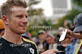 Nico Hulkenberg (GER) Renault F1 Team signs autographs for the fans. 21.09.2019. Formula 1 World Championship, Rd 15, Singapore Grand Prix, Marina Bay Street Circuit, Singapore, Qualifying Day.