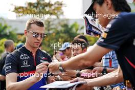 Daniil Kvyat (RUS) Scuderia Toro Rosso signs autographs for the fans. 21.09.2019. Formula 1 World Championship, Rd 15, Singapore Grand Prix, Marina Bay Street Circuit, Singapore, Qualifying Day.
