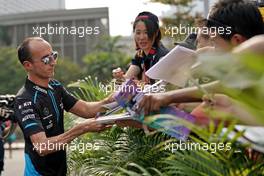 Robert Kubica (POL) Williams Racing signs autographs for the fans. 21.09.2019. Formula 1 World Championship, Rd 15, Singapore Grand Prix, Marina Bay Street Circuit, Singapore, Qualifying Day.