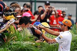 Carlos Sainz Jr (ESP) McLaren signs autographs for the fans. 21.09.2019. Formula 1 World Championship, Rd 15, Singapore Grand Prix, Marina Bay Street Circuit, Singapore, Qualifying Day.